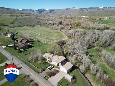 Photo of 2021 Hillcrest Dr, Lander, WY 82520 (MLS # 20261057)