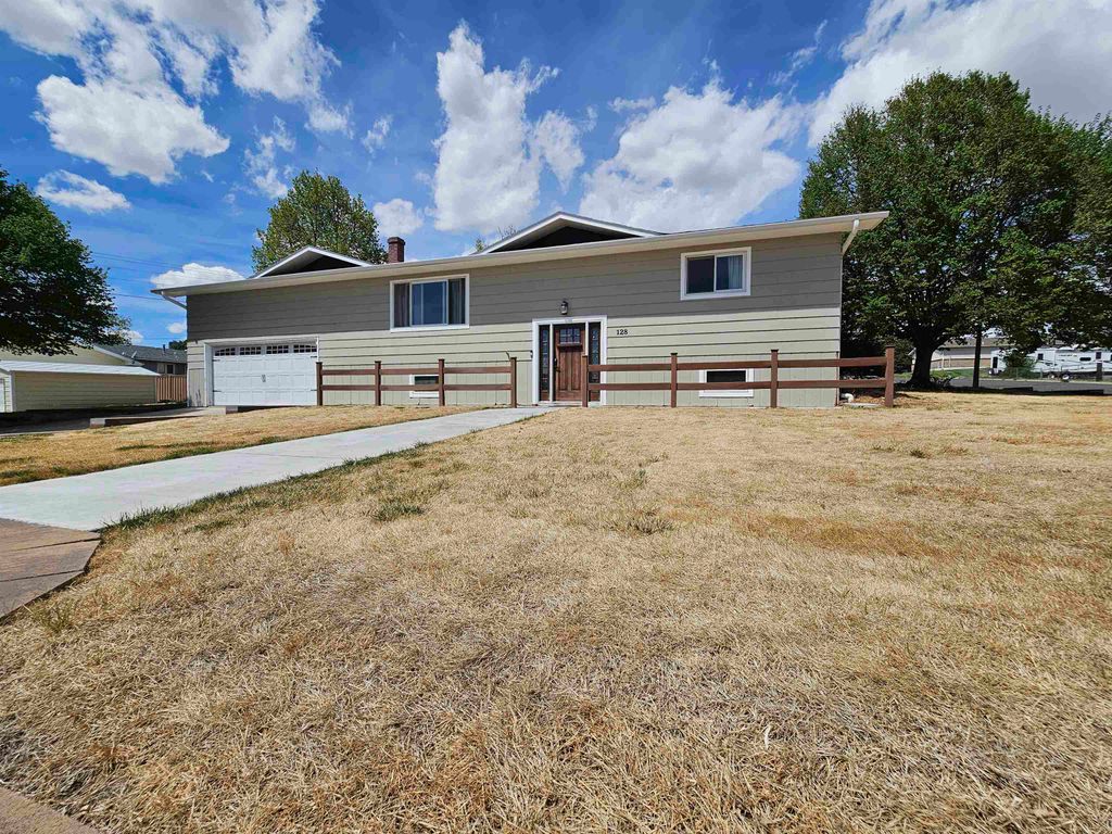 Photo of 128 W 09 St, Lingle, WY 82223 (MLS # 20262211)