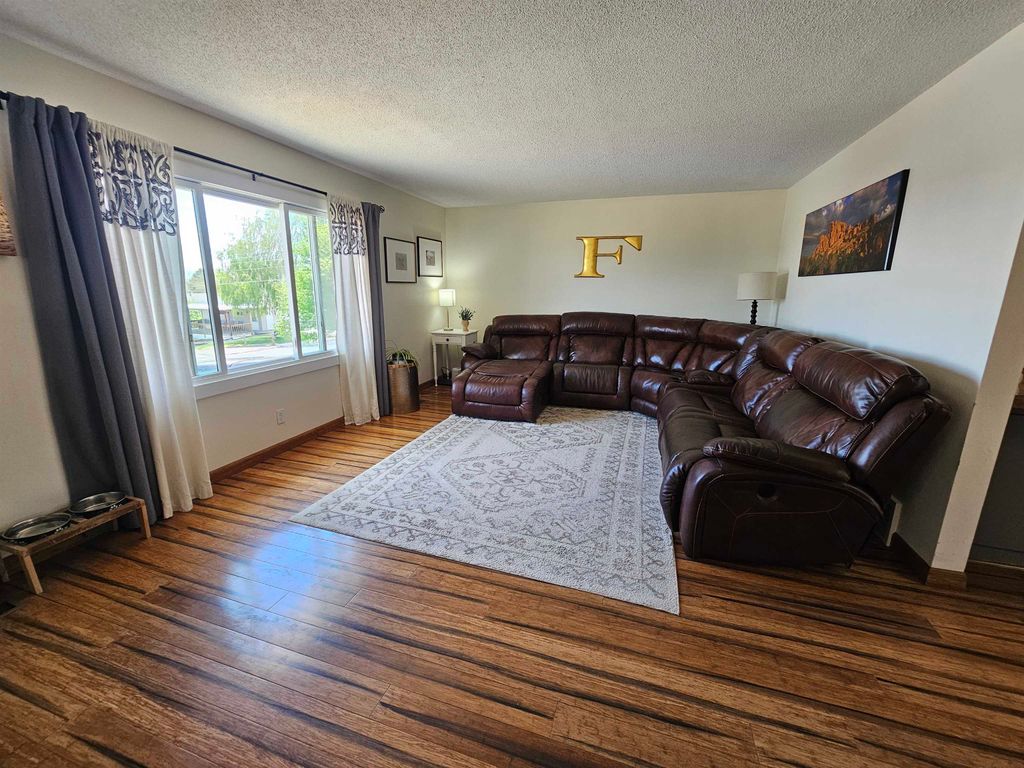 Photo of 128 W 09 St, Lingle, WY 82223 (MLS # 20262211)