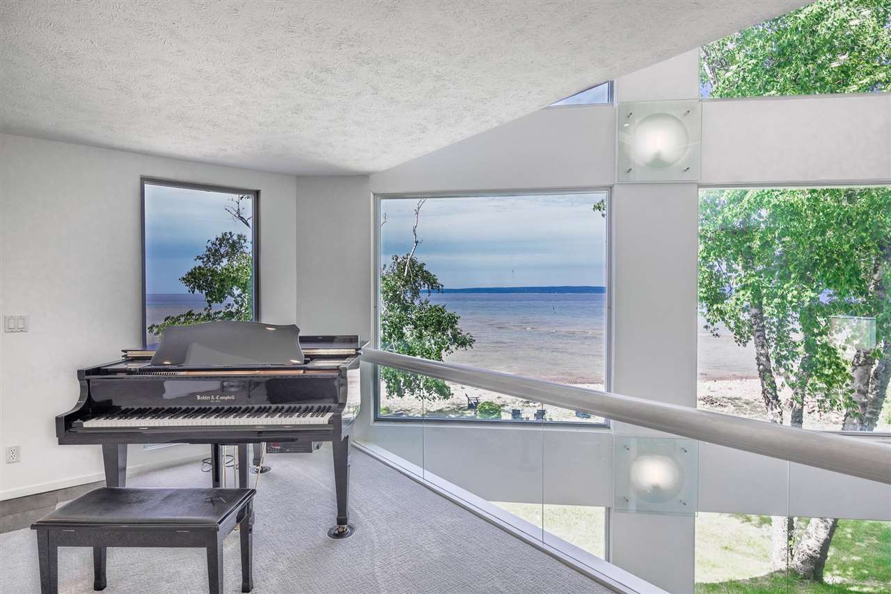 Charlevoix, Michigan 49720, United States, 5 Bedrooms Bedrooms, ,4 BathroomsBathrooms,Residential,Active,6004