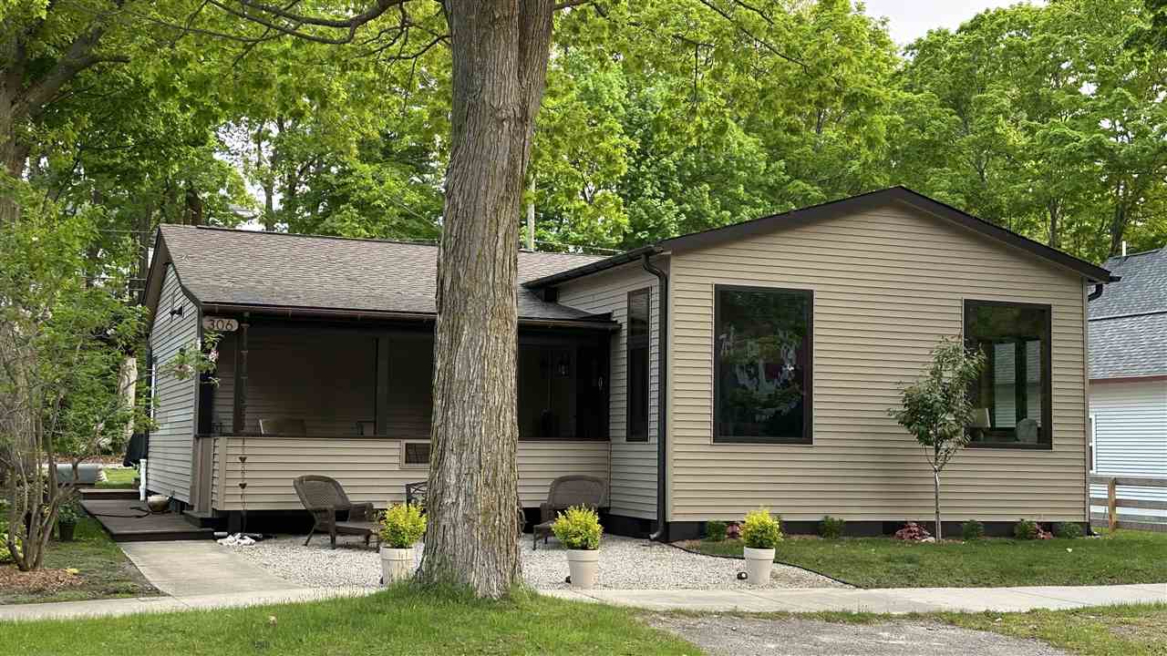 Charlevoix, Michigan 49720, United States, 3 Bedrooms Bedrooms, ,2 BathroomsBathrooms,Residential,Active,22641