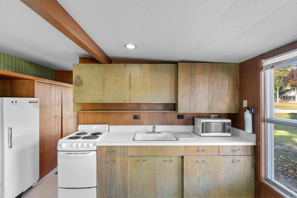 Charlevoix, Michigan 49720, United States, 4 Bedrooms Bedrooms, ,4 BathroomsBathrooms,Residential,Active,231634