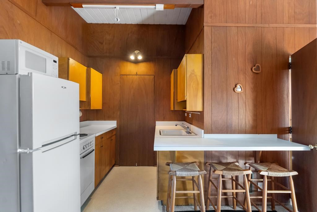 Charlevoix, Michigan 49720, United States, 4 Bedrooms Bedrooms, ,4 BathroomsBathrooms,Residential,Active,231634