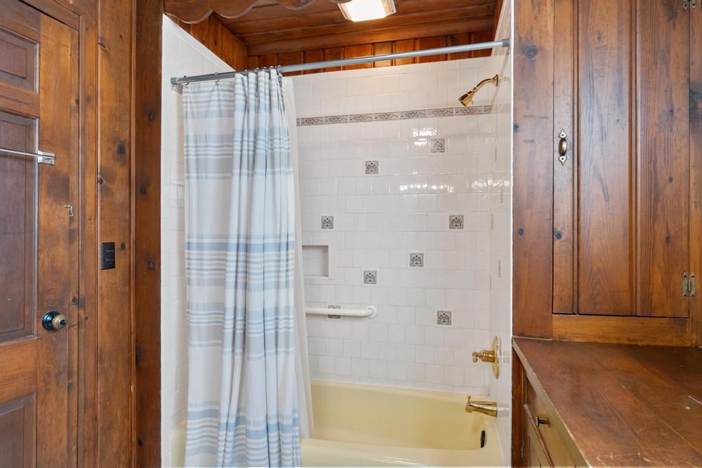 Charlevoix, Michigan 49720, United States, 4 Bedrooms Bedrooms, ,3 BathroomsBathrooms,Residential,Active,240813