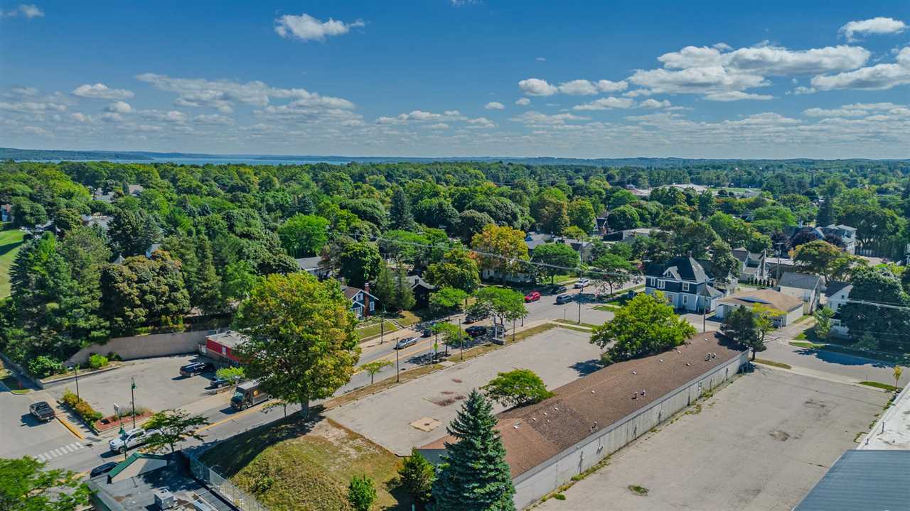 101 W Hurlbut