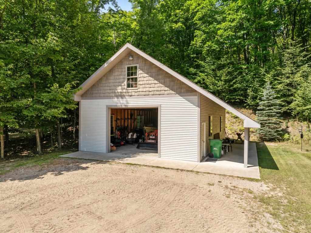 Charlevoix, Michigan 49720, United States, 4 Bedrooms Bedrooms, ,4 BathroomsBathrooms,Residential,Active,114565