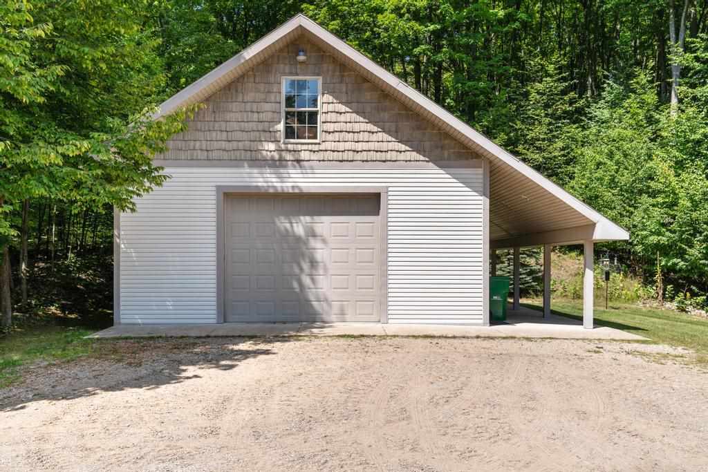 Charlevoix, Michigan 49720, United States, 4 Bedrooms Bedrooms, ,4 BathroomsBathrooms,Residential,Active,114565