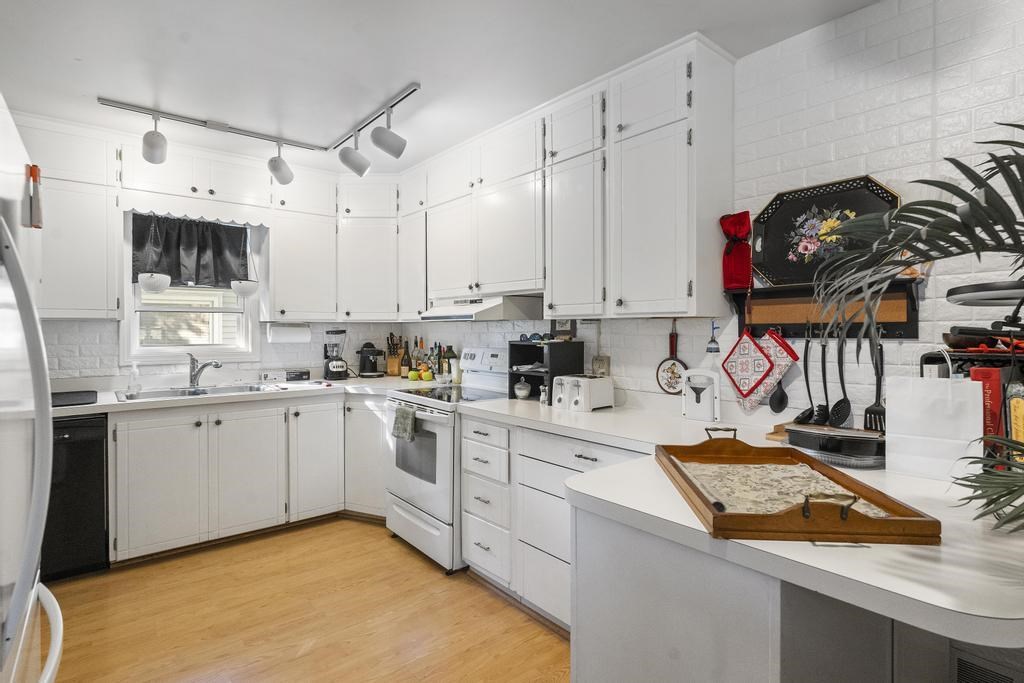 Charlevoix, Michigan 49720, United States, 8 Bedrooms Bedrooms, ,7 BathroomsBathrooms,Commercial,Active,190233