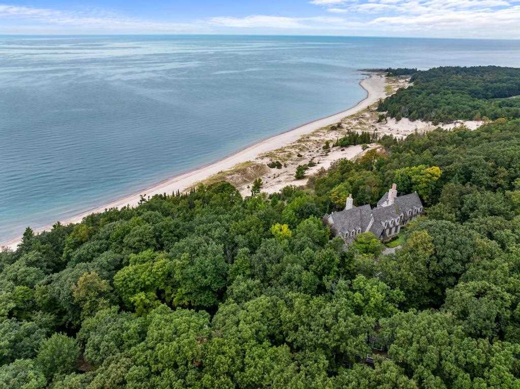 Charlevoix, Michigan 49720, United States, 4 Bedrooms Bedrooms, ,5 BathroomsBathrooms,Residential,Active,209911