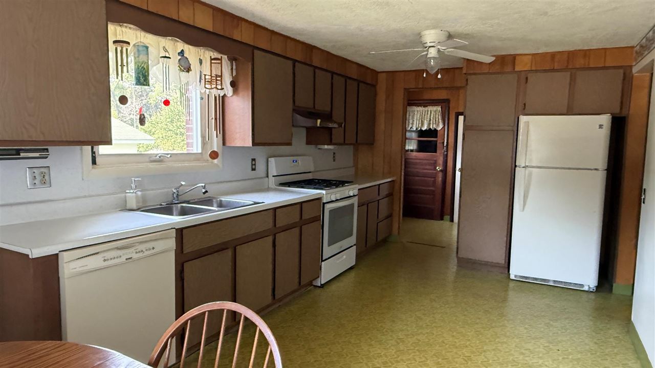 Charlevoix, Michigan 49720, United States, 4 Bedrooms Bedrooms, ,1 BathroomBathrooms,Residential,Active,176924