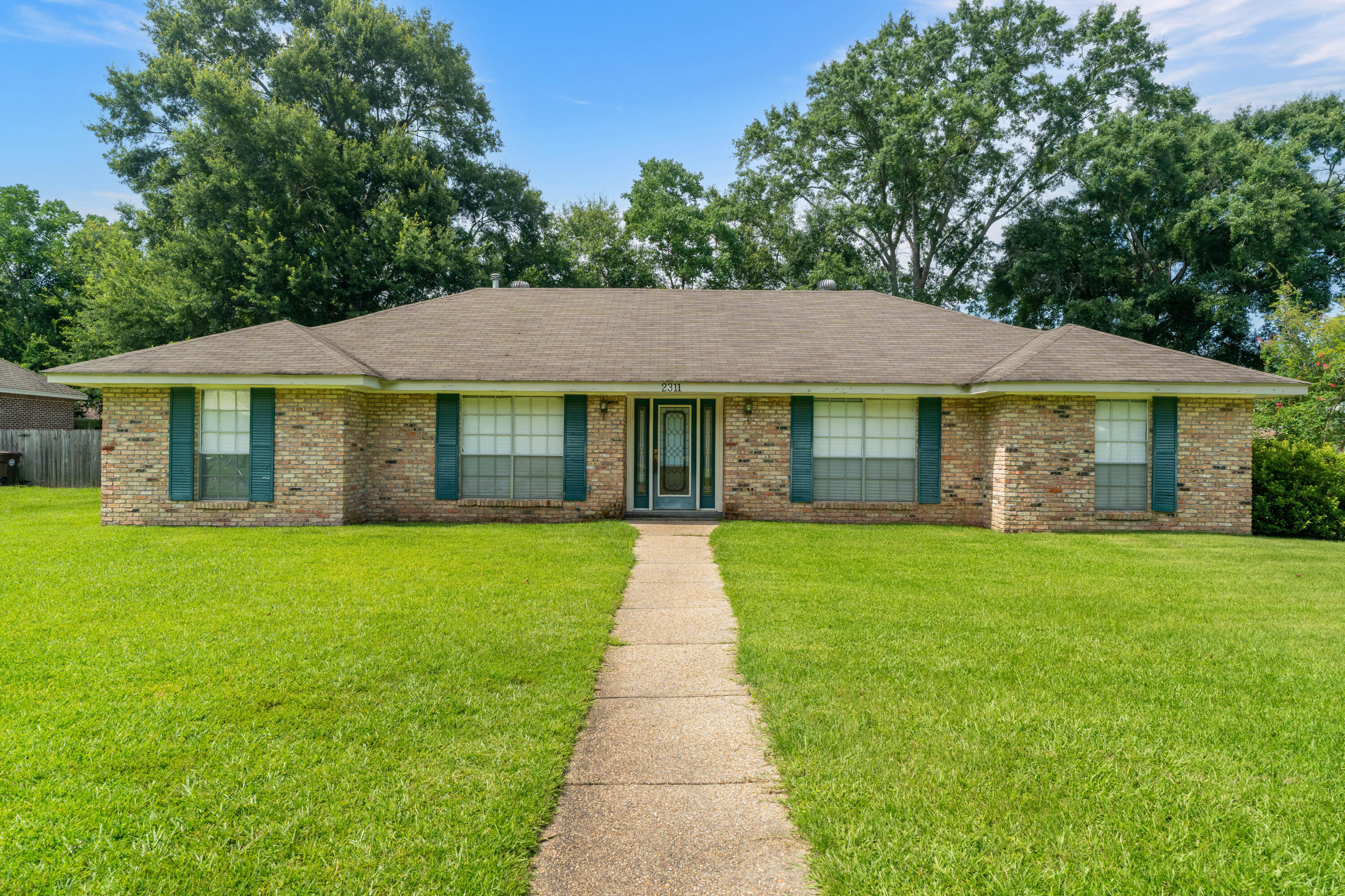 Photo 1 of 35 — 2311 Sunset Dr., Hattiesburg, MS 39402