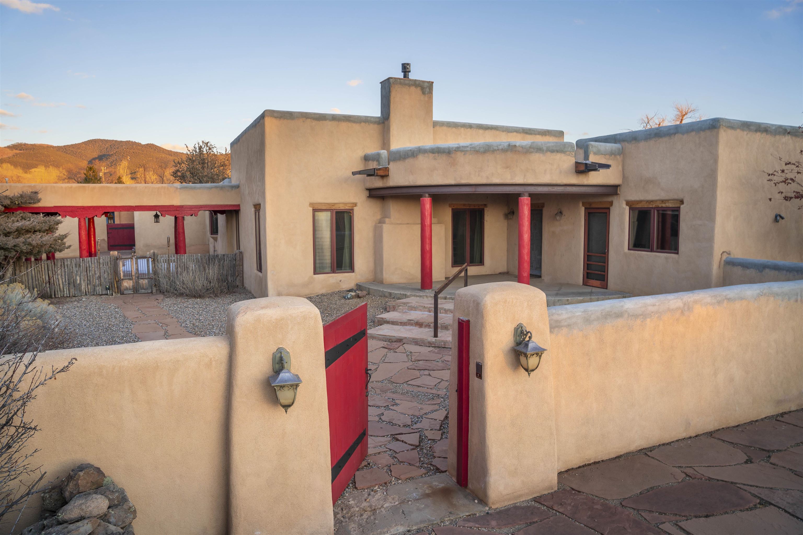 125 De Teves Ln, Taos, New Mexico image 1