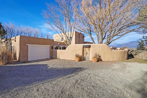 Photo of 9 Hilltop Rd, Ranchos de Taos, NM 87557 (MLS # 114365)