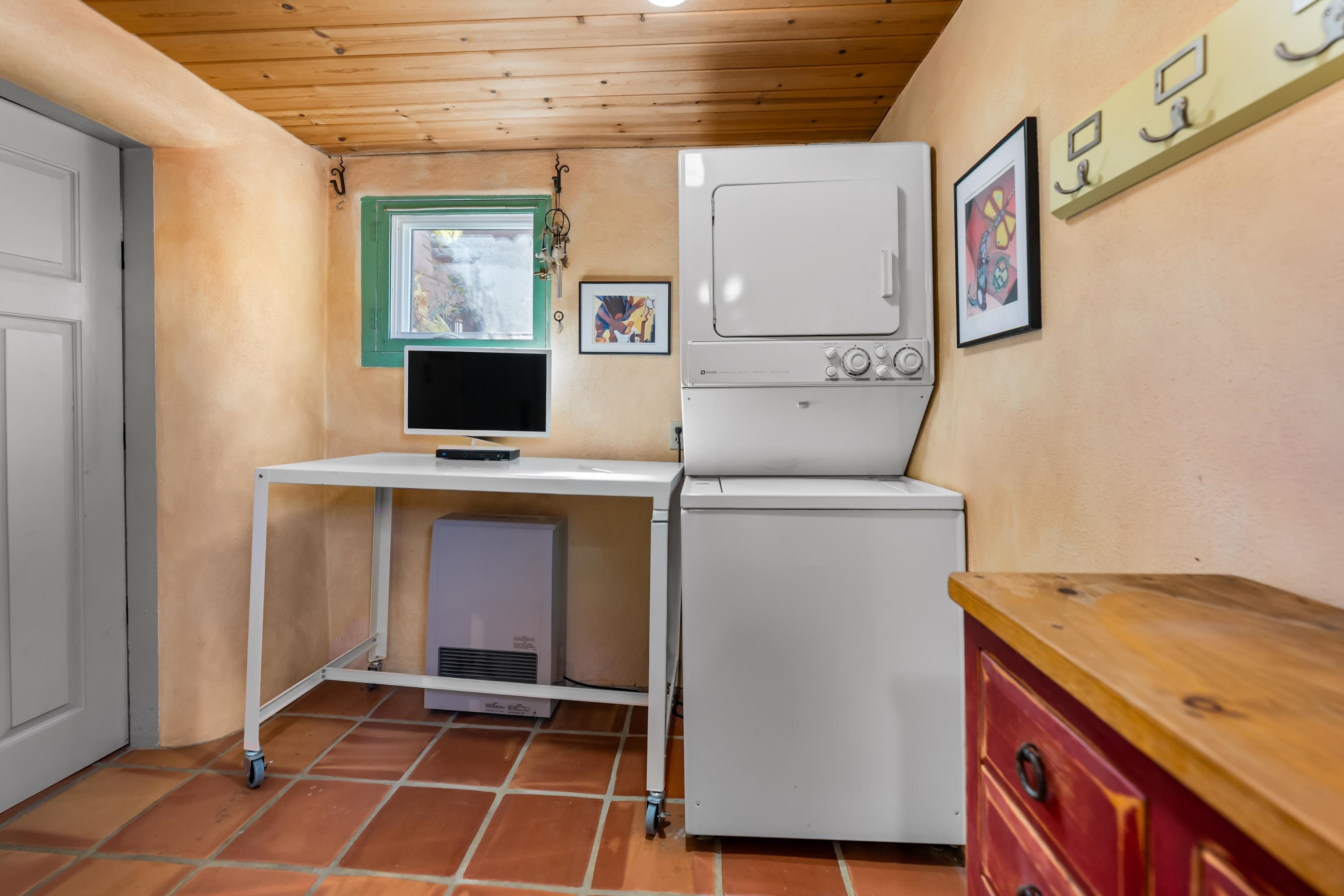 Taos, New Mexico 87571, United States, 3 Bedrooms Bedrooms, ,3 BathroomsBathrooms,Residential,Active,232448