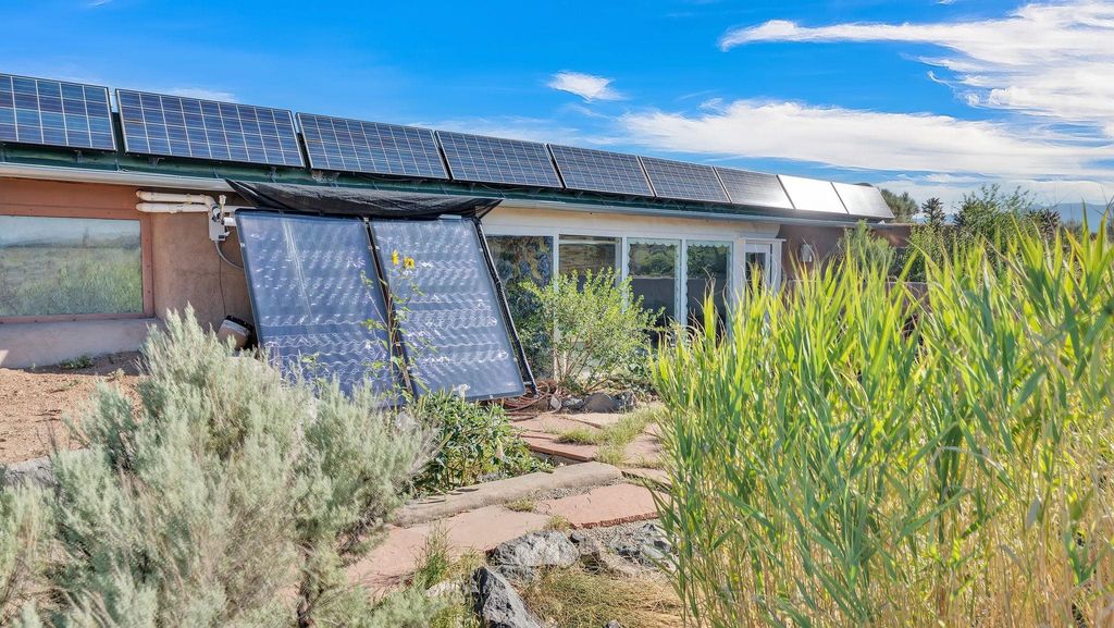 Photo of 18 North Lemuria Road, Taos, NM 87577 (MLS # 113852)