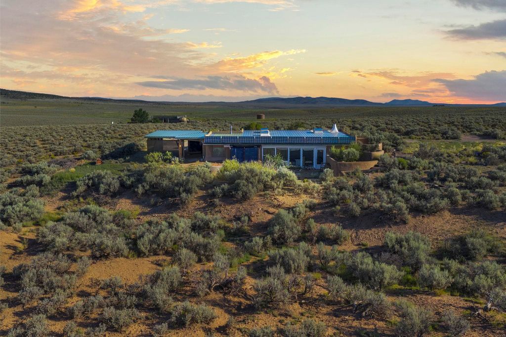 Photo of 18 North Lemuria Road, Taos, NM 87577 (MLS # 113852)