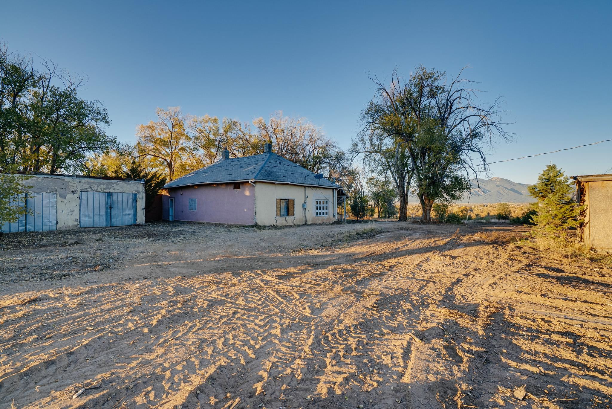 Ranchos De Taos, New Mexico 87557, United States, 2 Bedrooms Bedrooms, ,1 BathroomBathrooms,Residential,Active,236005