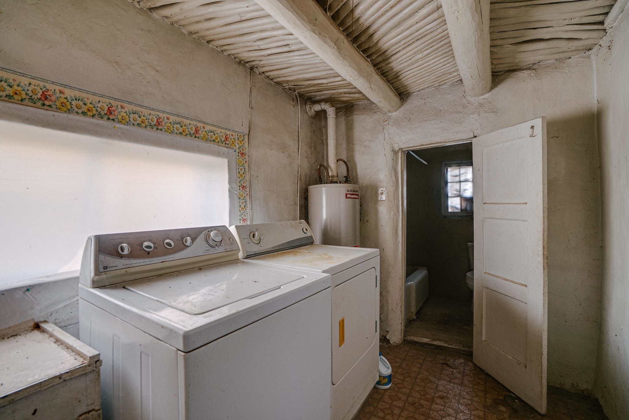 Ranchos De Taos, New Mexico 87557, United States, 2 Bedrooms Bedrooms, ,1 BathroomBathrooms,Residential,Active,236005