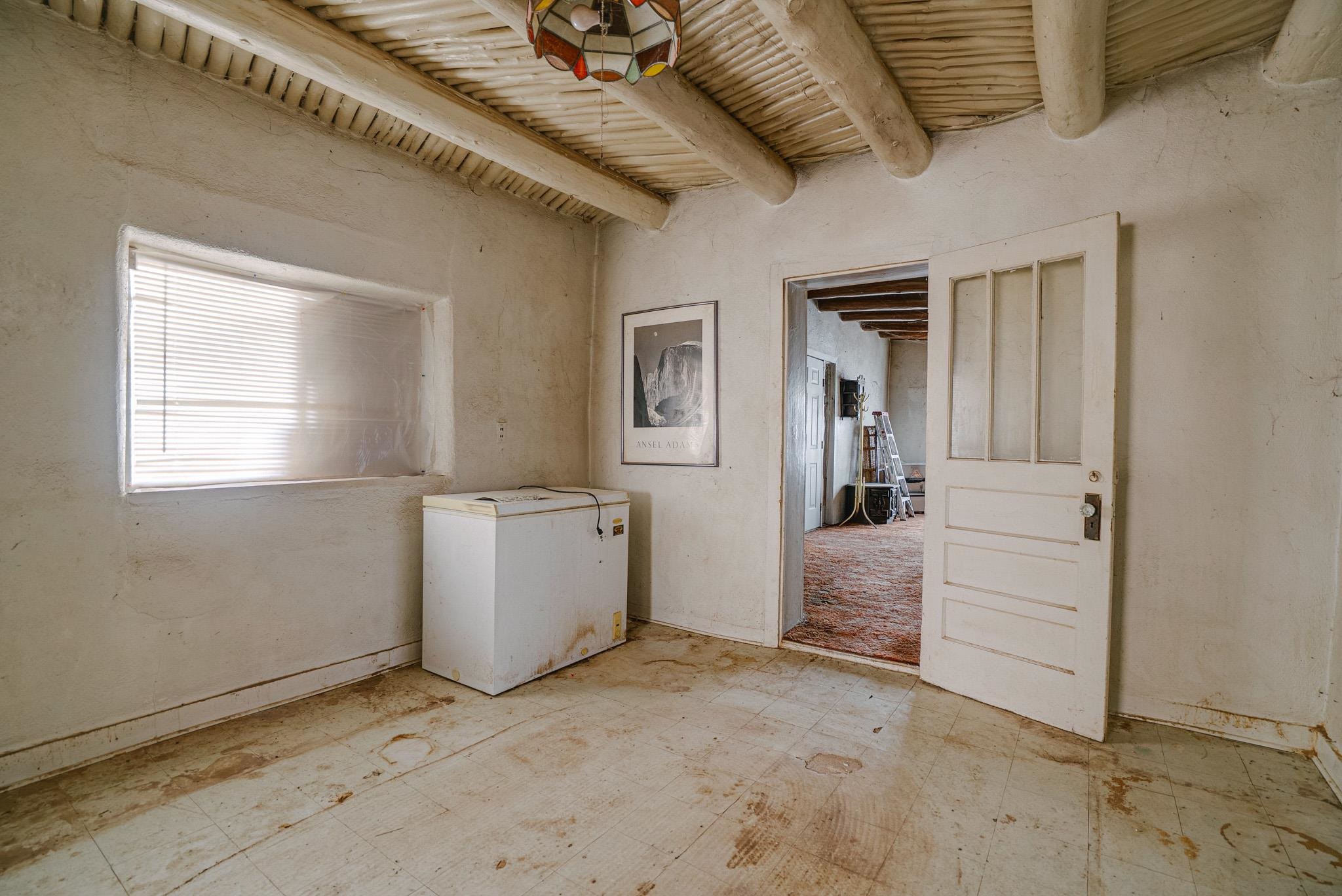 Ranchos De Taos, New Mexico 87557, United States, 2 Bedrooms Bedrooms, ,1 BathroomBathrooms,Residential,Active,236005