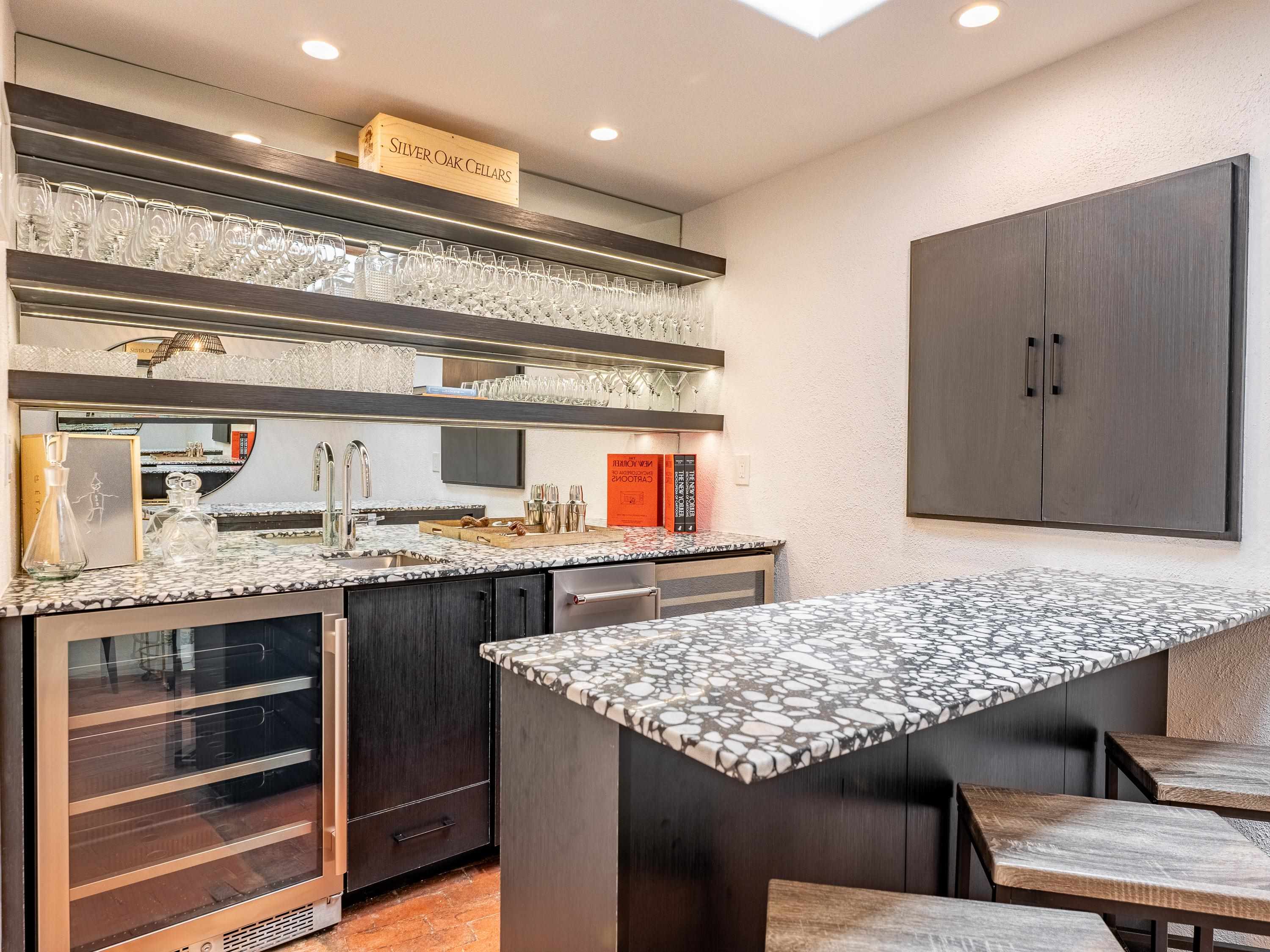 Taos, New Mexico 87571, United States, 9 Bedrooms Bedrooms, ,10 BathroomsBathrooms,Residential,Active,202464