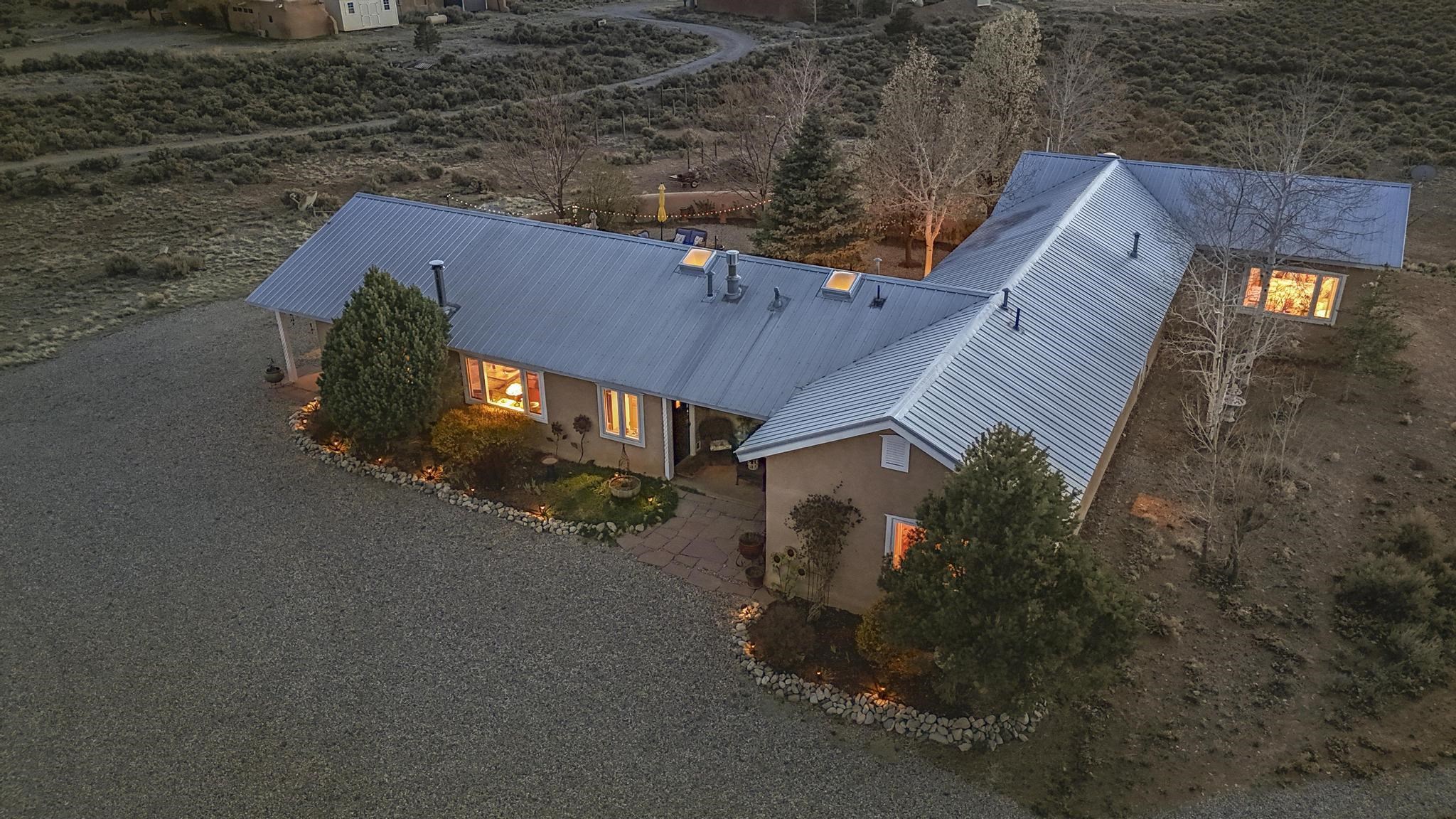 13 Coyote Loop, Arroyo Hondo, New Mexico image 1