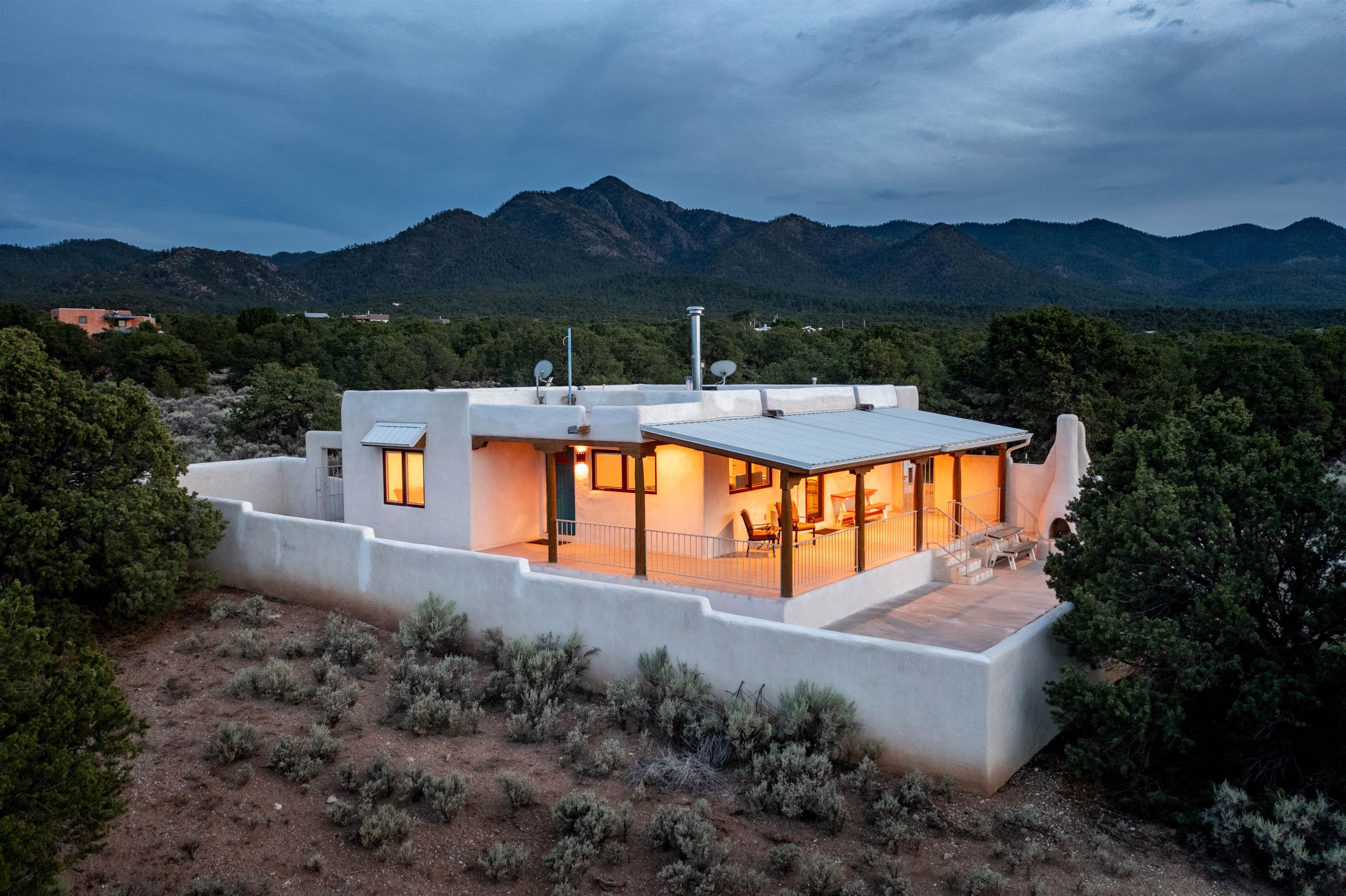 95 Stakeout Drive, Ranchos de Taos, New Mexico image 1