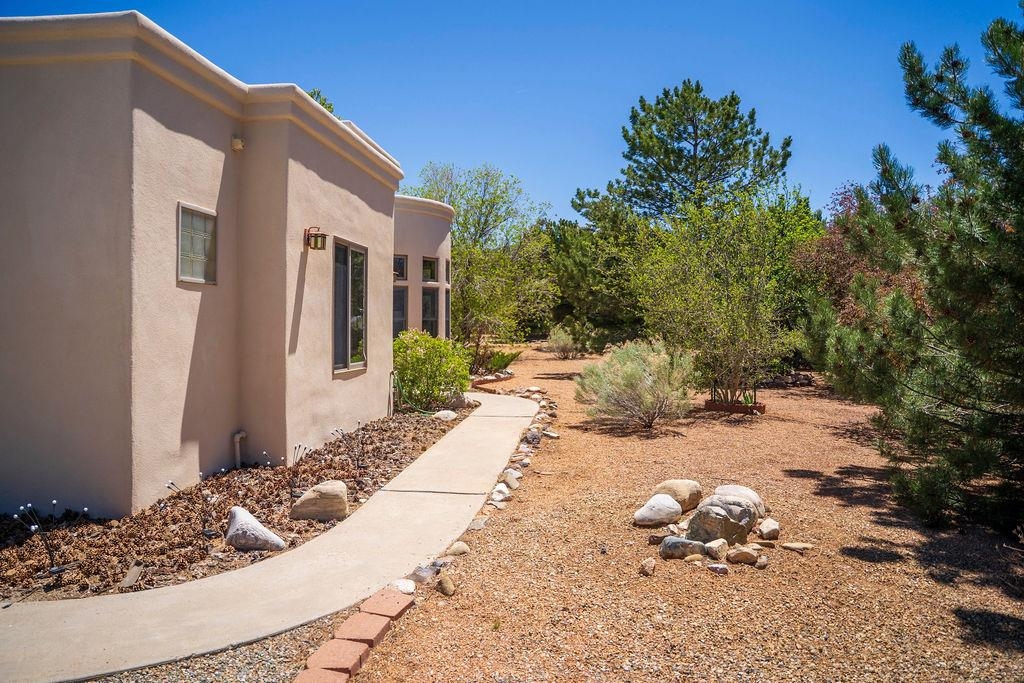 Taos, New Mexico 87571, United States, 3 Bedrooms Bedrooms, ,3 BathroomsBathrooms,Residential,Pending,136936