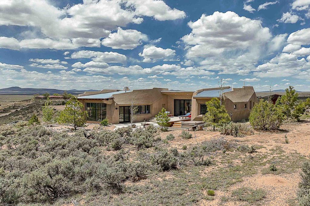 Photo of 1 San Pasqual Ln, Ranchos de Taos, NM 87557 (MLS # 113612)