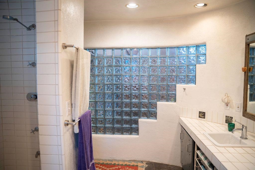 Ranchos De Taos, New Mexico 87557, United States, 2 Bedrooms Bedrooms, ,2 BathroomsBathrooms,Residential,Active,247321