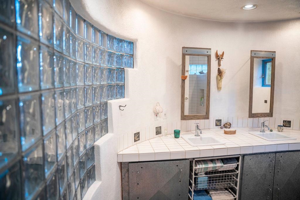 Ranchos De Taos, New Mexico 87557, United States, 2 Bedrooms Bedrooms, ,2 BathroomsBathrooms,Residential,Active,247321