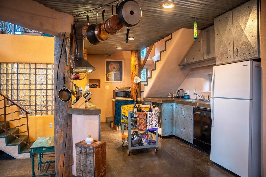 Ranchos De Taos, New Mexico 87557, United States, 2 Bedrooms Bedrooms, ,2 BathroomsBathrooms,Residential,Active,247321