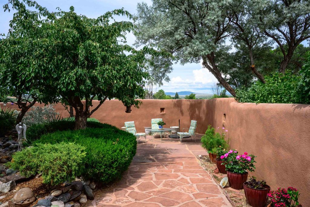 Photo of 42A Arroyo Hondo Seco Road, Arroyo Hondo, NM 87513 (MLS # 114604)