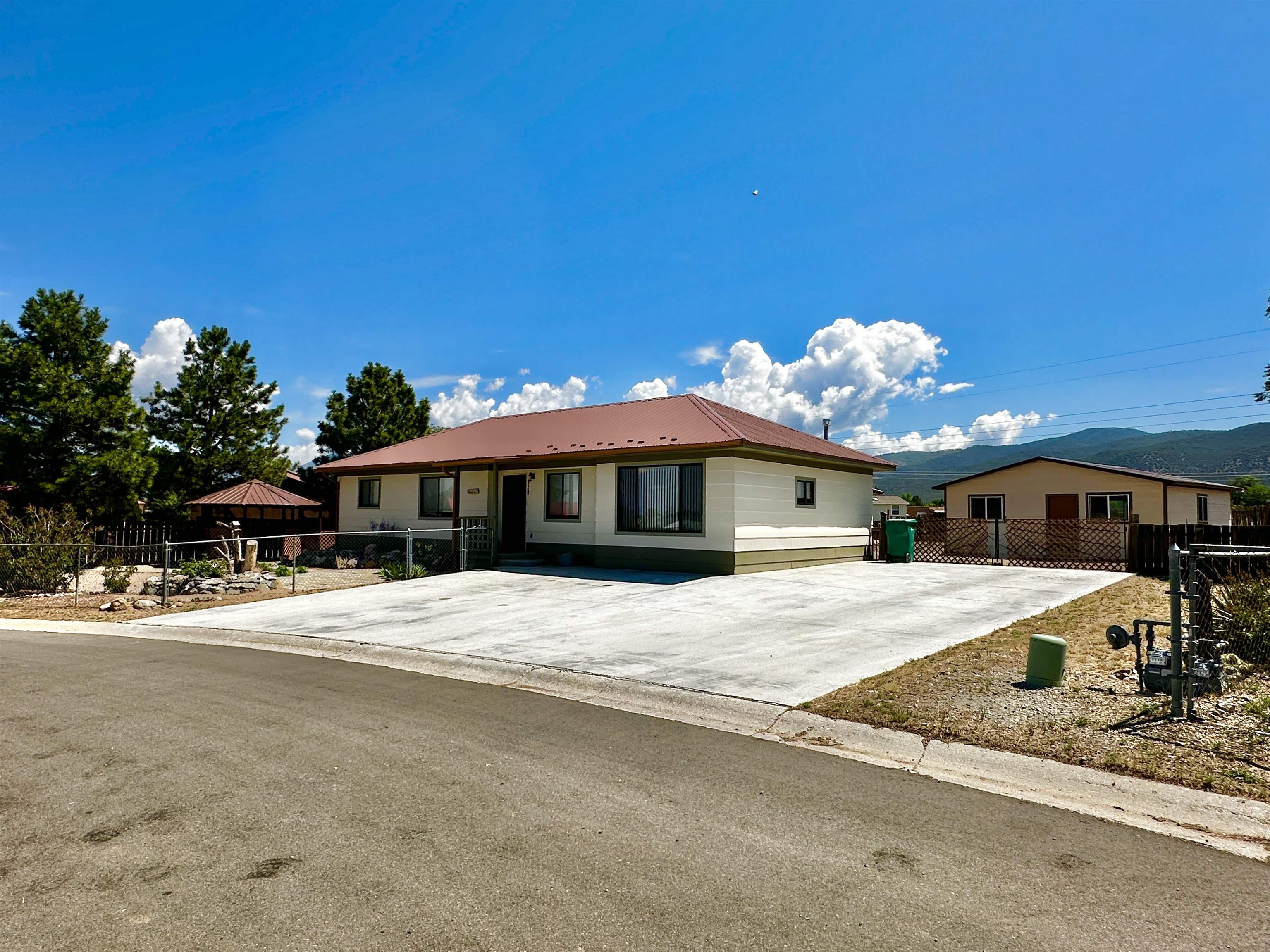 920 Calle Del Llano, Taos, New Mexico image 2