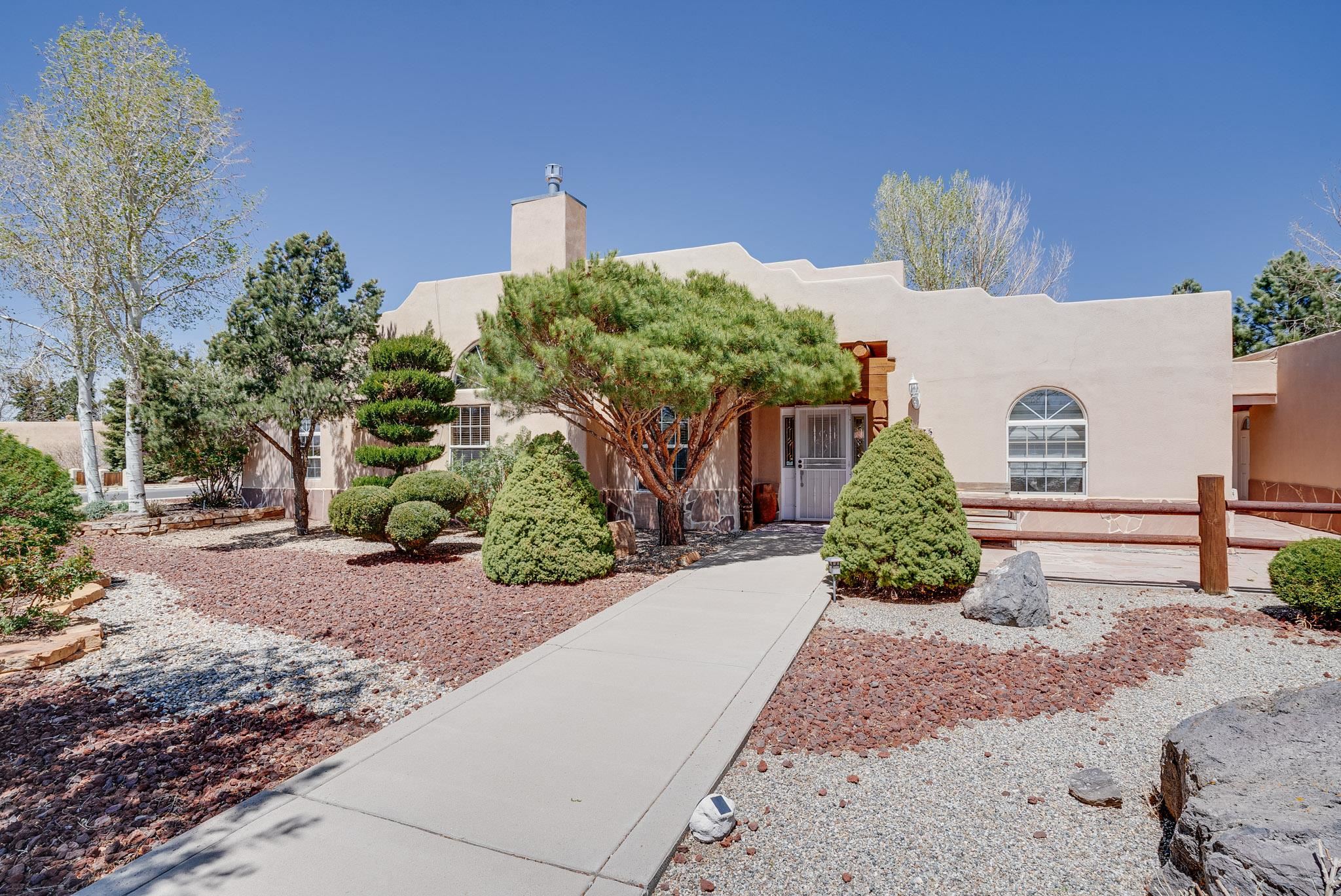 343 Sierra Vista Lane, Taos, New Mexico image 1
