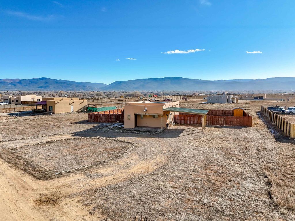 Photo of 5 Calle de Cazador, Ranchos de Taos, NM 87557 (MLS # 114413)