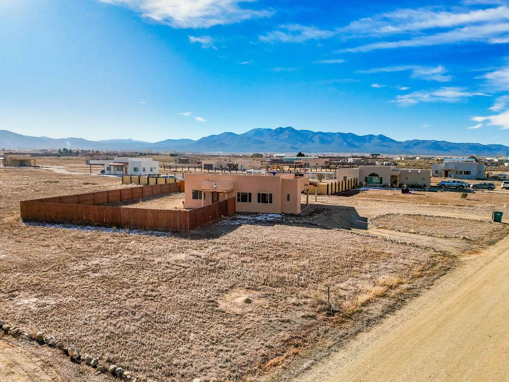 Photo of 5 Calle de Cazador, Ranchos de Taos, NM 87557 (MLS # 114413)