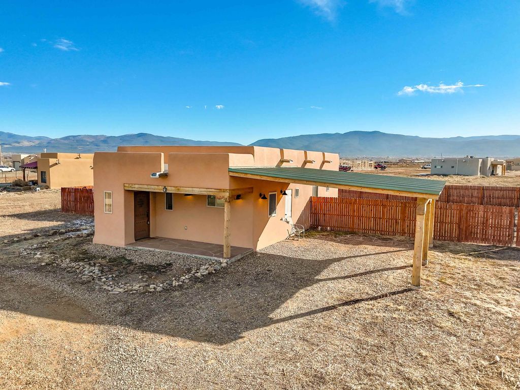 Photo of 5 Calle de Cazador, Ranchos de Taos, NM 87557 (MLS # 114413)