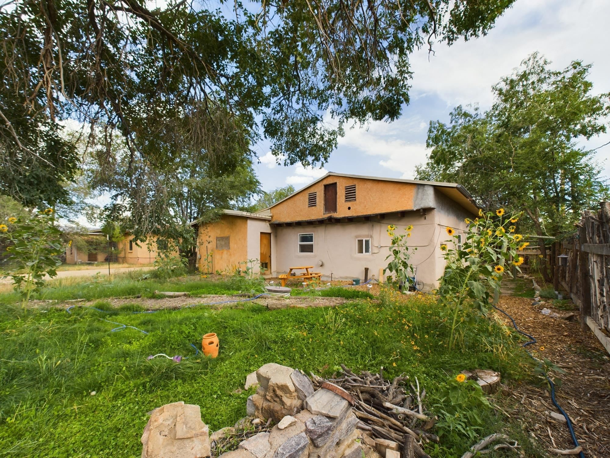 Ranchos De Taos, New Mexico 87557, United States, 1 Bedroom Bedrooms, ,1 BathroomBathrooms,Residential,Pending,46902