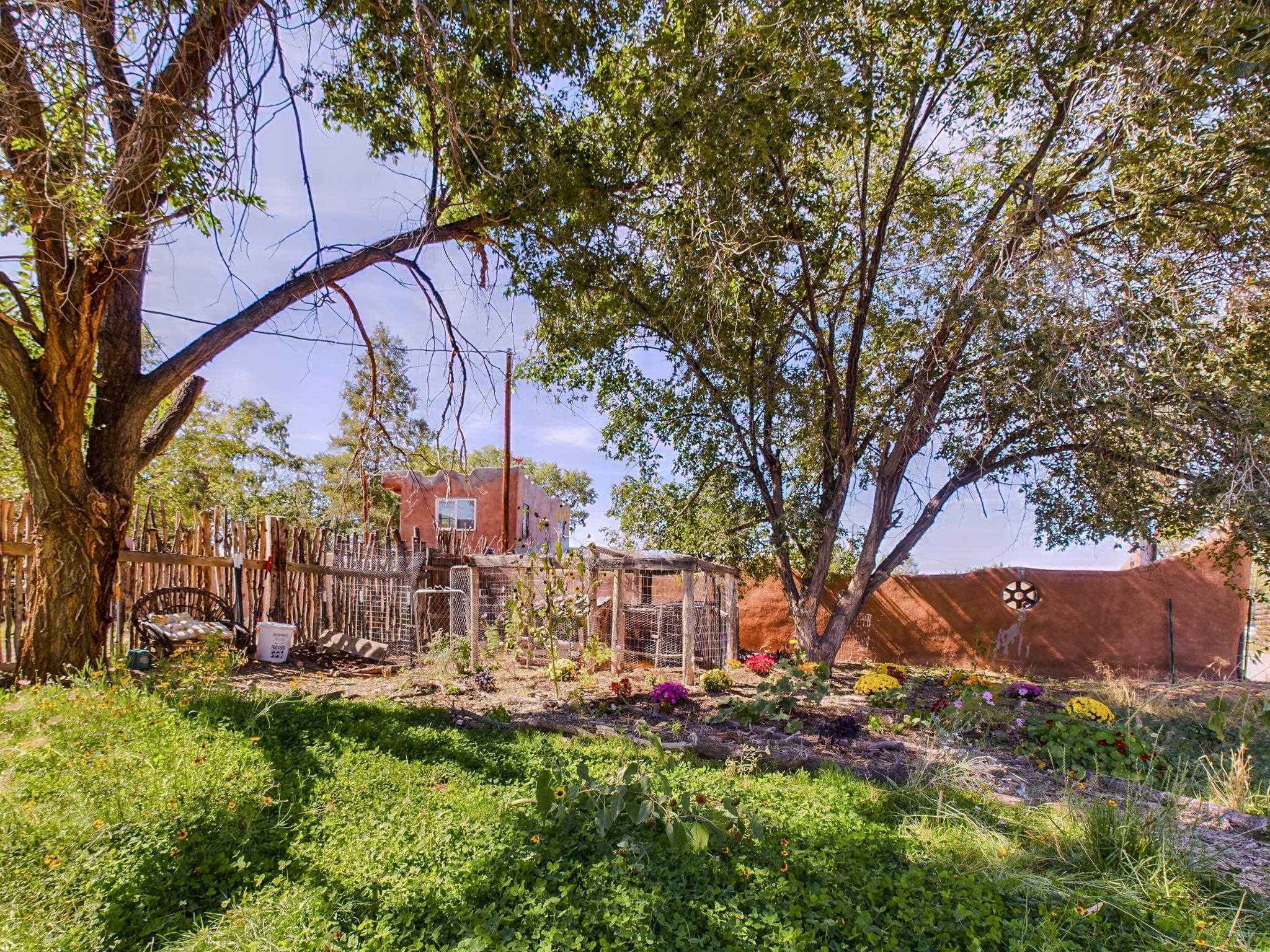 Ranchos De Taos, New Mexico 87557, United States, 1 Bedroom Bedrooms, ,1 BathroomBathrooms,Residential,Pending,46902