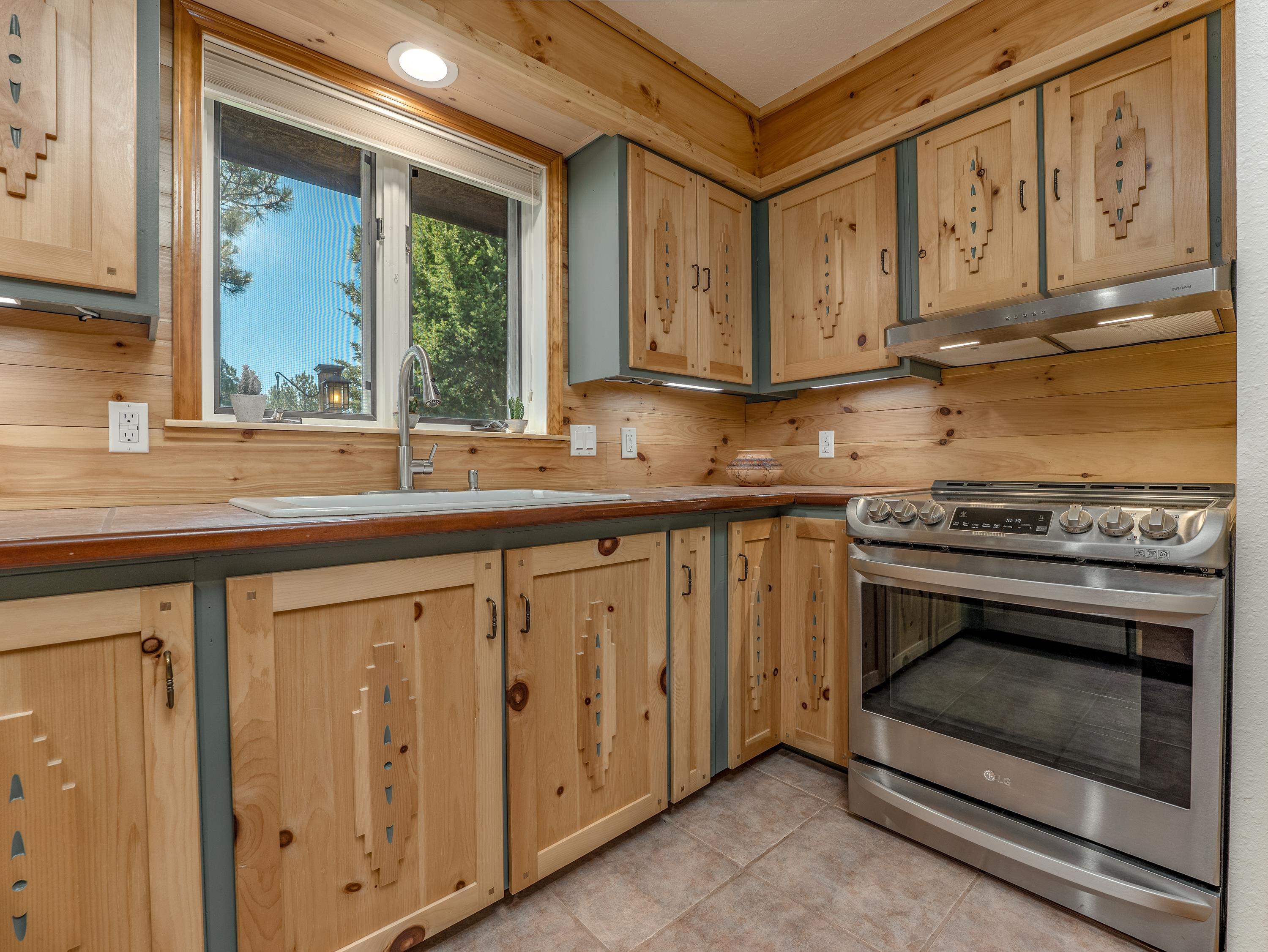 Angel Fire, New Mexico 87710, United States, 3 Bedrooms Bedrooms, ,2 BathroomsBathrooms,Residential,Pending,205881