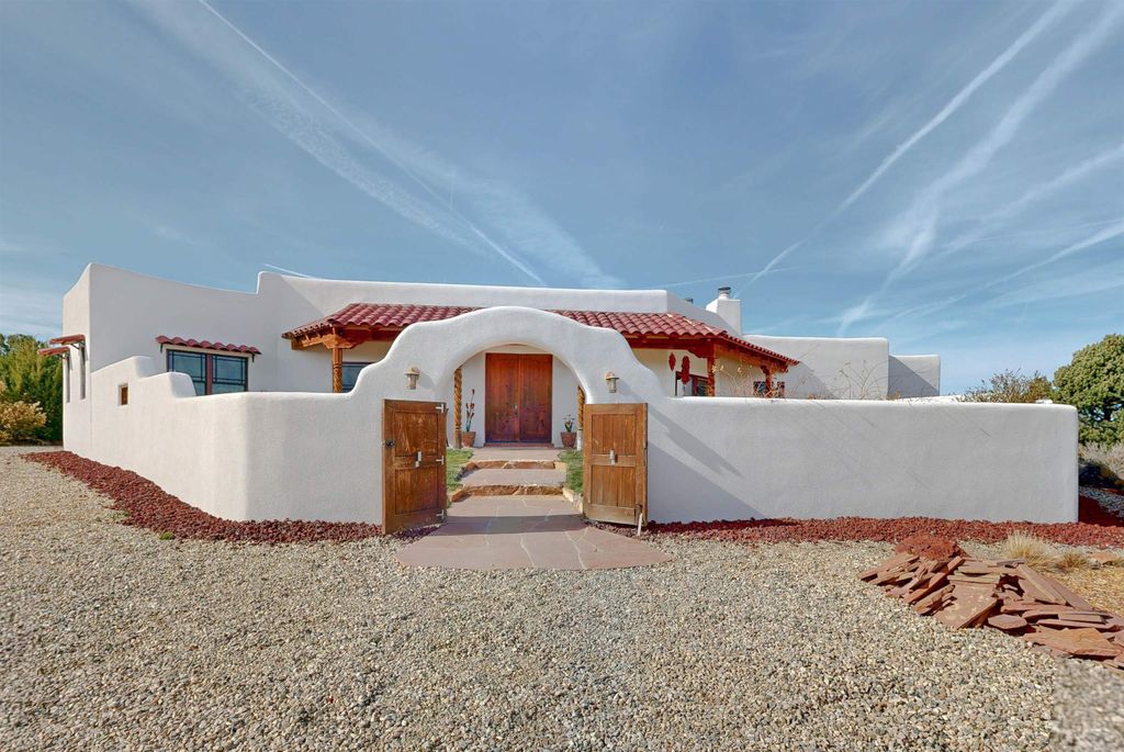 Photo of 91 Calle Mirador, Ranchos de Taos, NM 87557 (MLS # 114302)