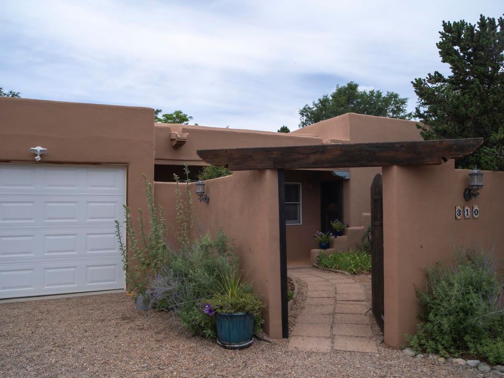 Photo of 310 South Trapper Road, Taos, NM 87571 (MLS # 114531)