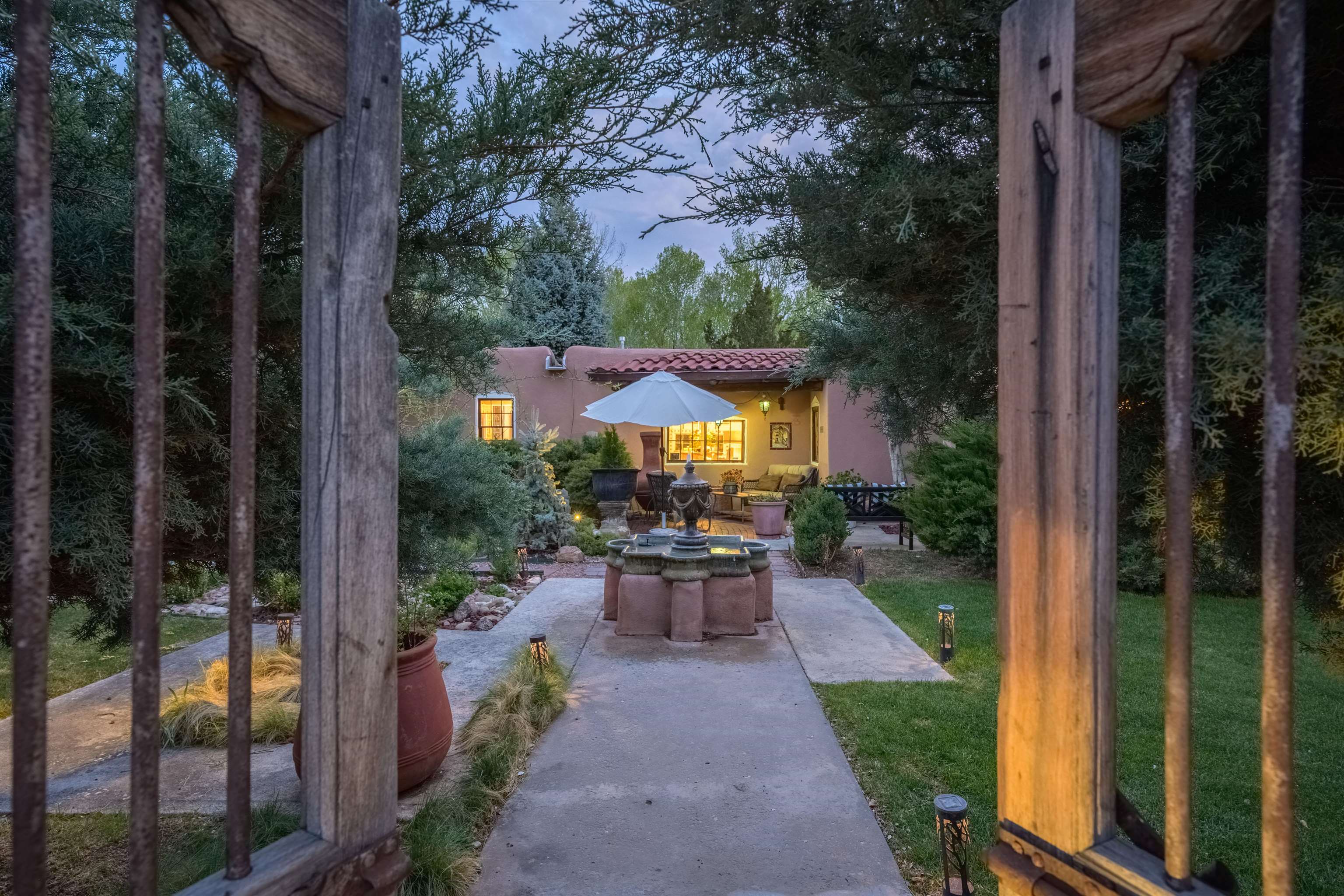 222 Hwy 240, Ranchos de Taos, New Mexico image 1