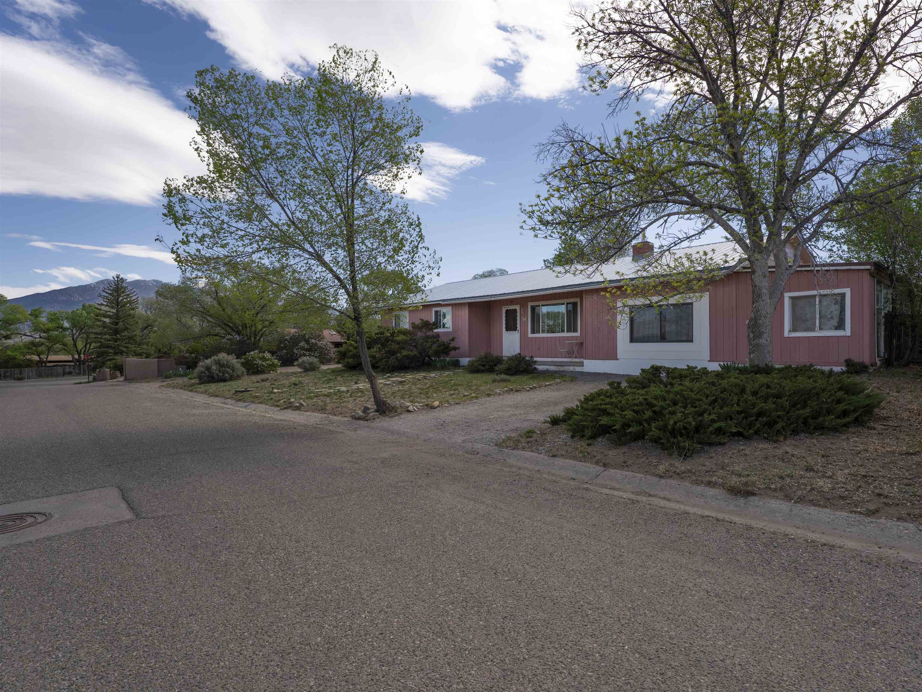 807 Hill Dr, Taos, New Mexico image 2