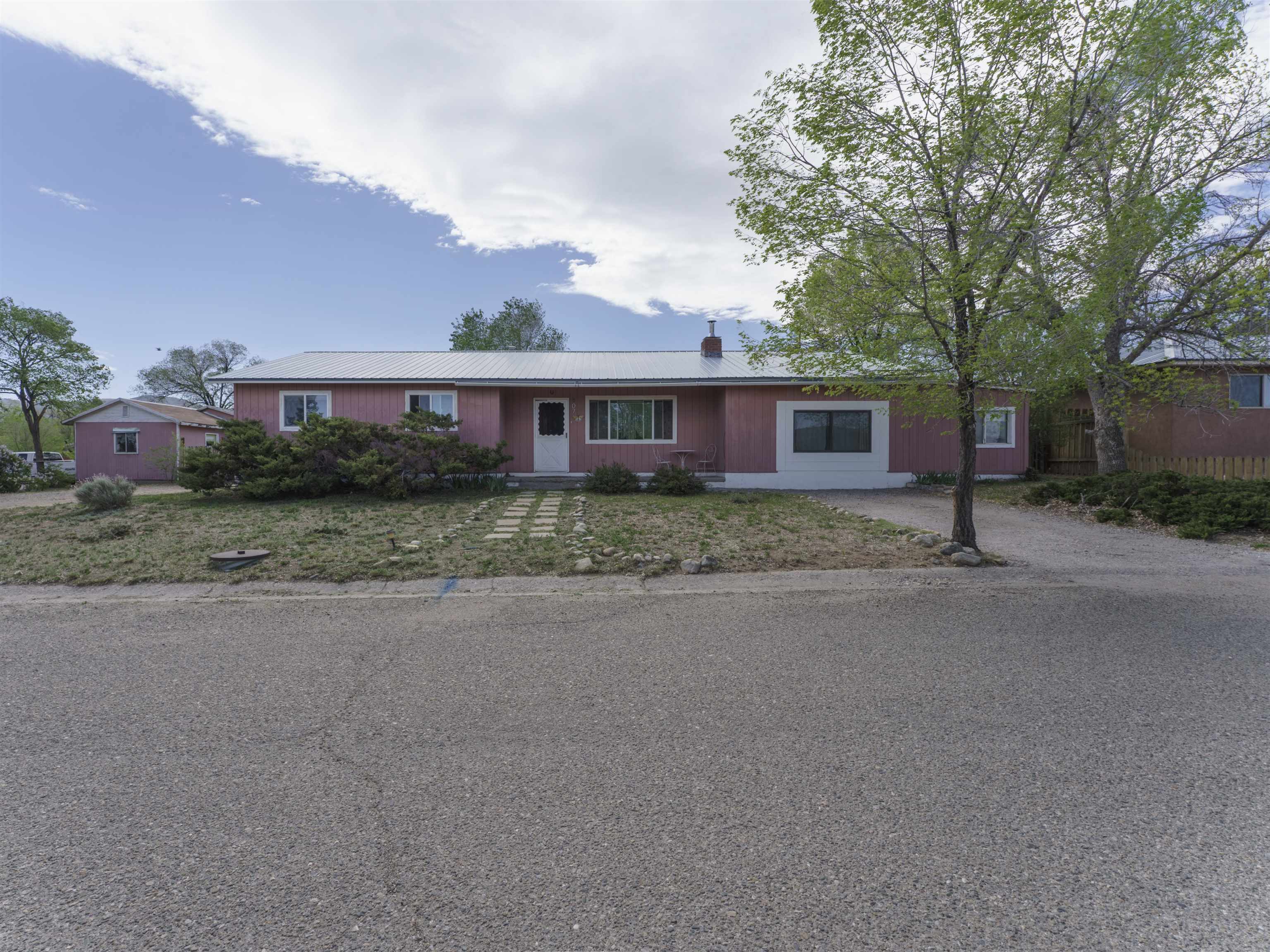 807 Hill Dr, Taos, New Mexico image 1