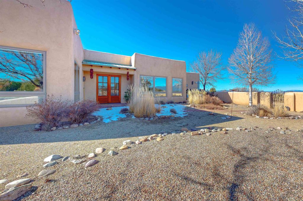 Photo of 98 Calle Mirador, Ranchos de Taos, NM 87557 (MLS # 114435)