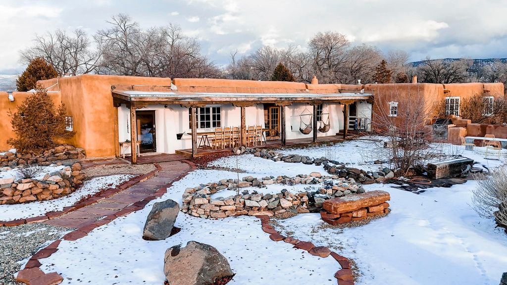 Photo of 7236 Highway 518, Ranchos de Taos, NM 87557 (MLS # 114501)