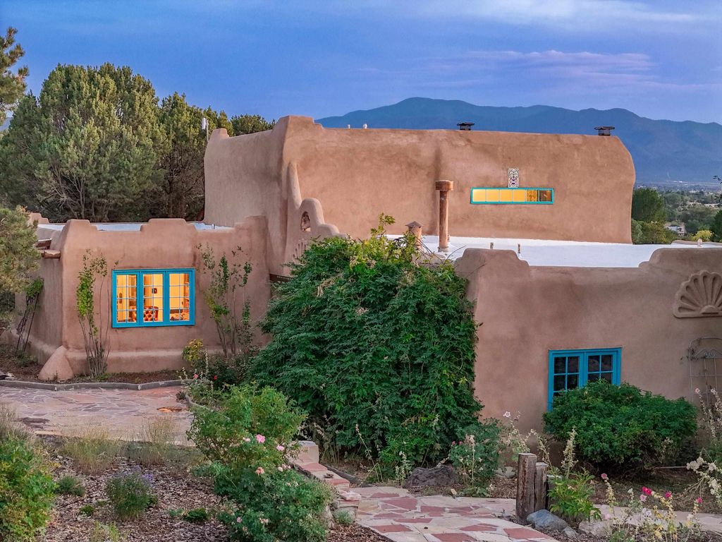 Photo of 639 Don Nicholas, Taos, NM 87571 (MLS # 114320)