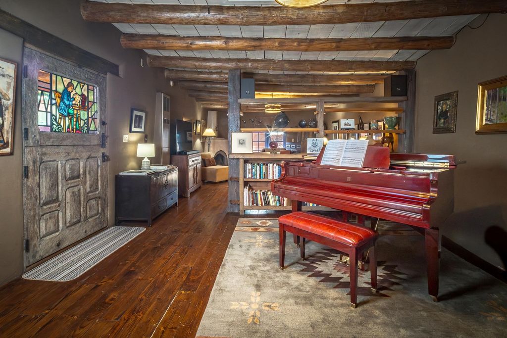 Photo of 9 Plaza Vieja, Ranchos de Taos, NM 87557 (MLS # 114618)