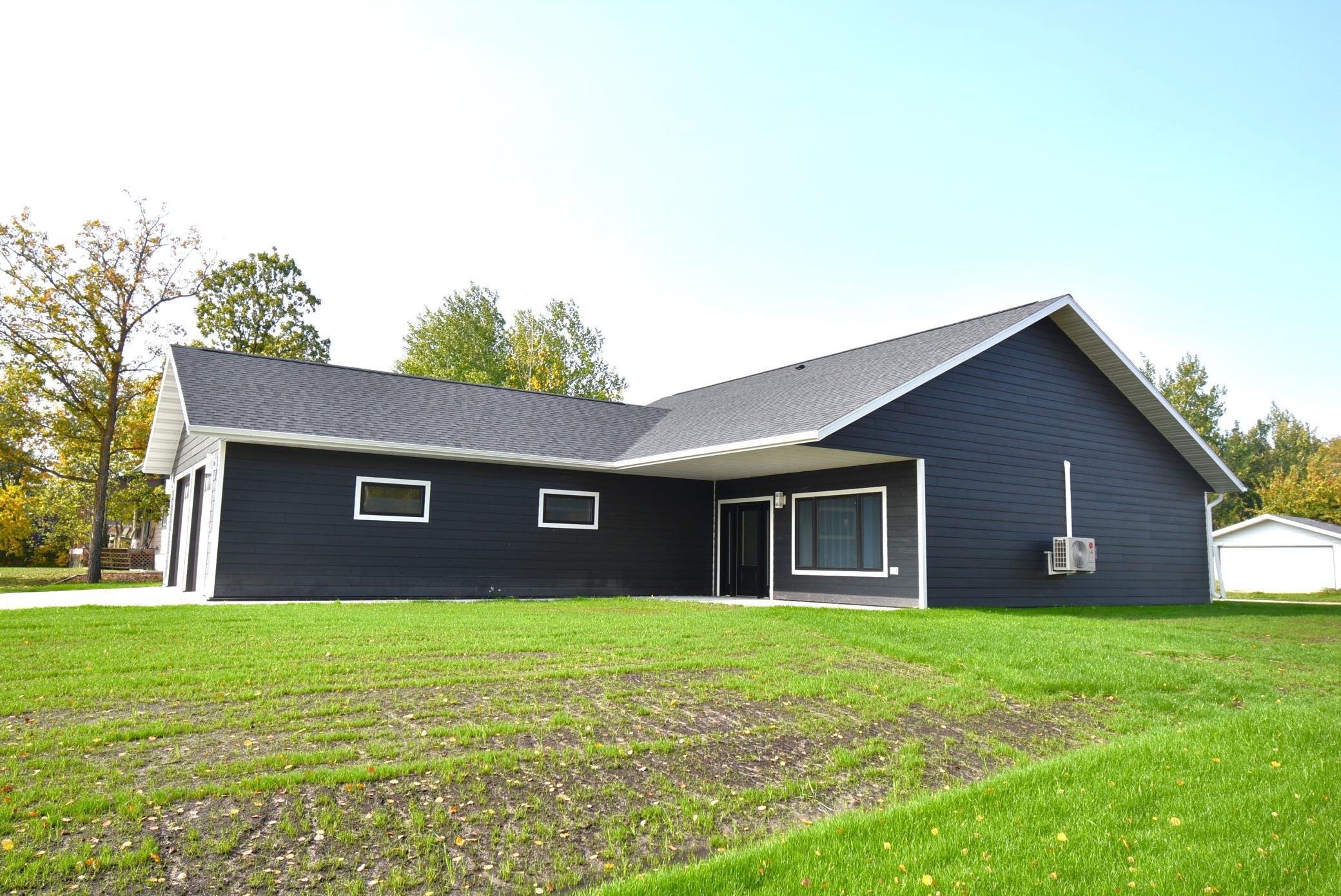 609 Lincoln Street, Warroad, Minnesota image 4